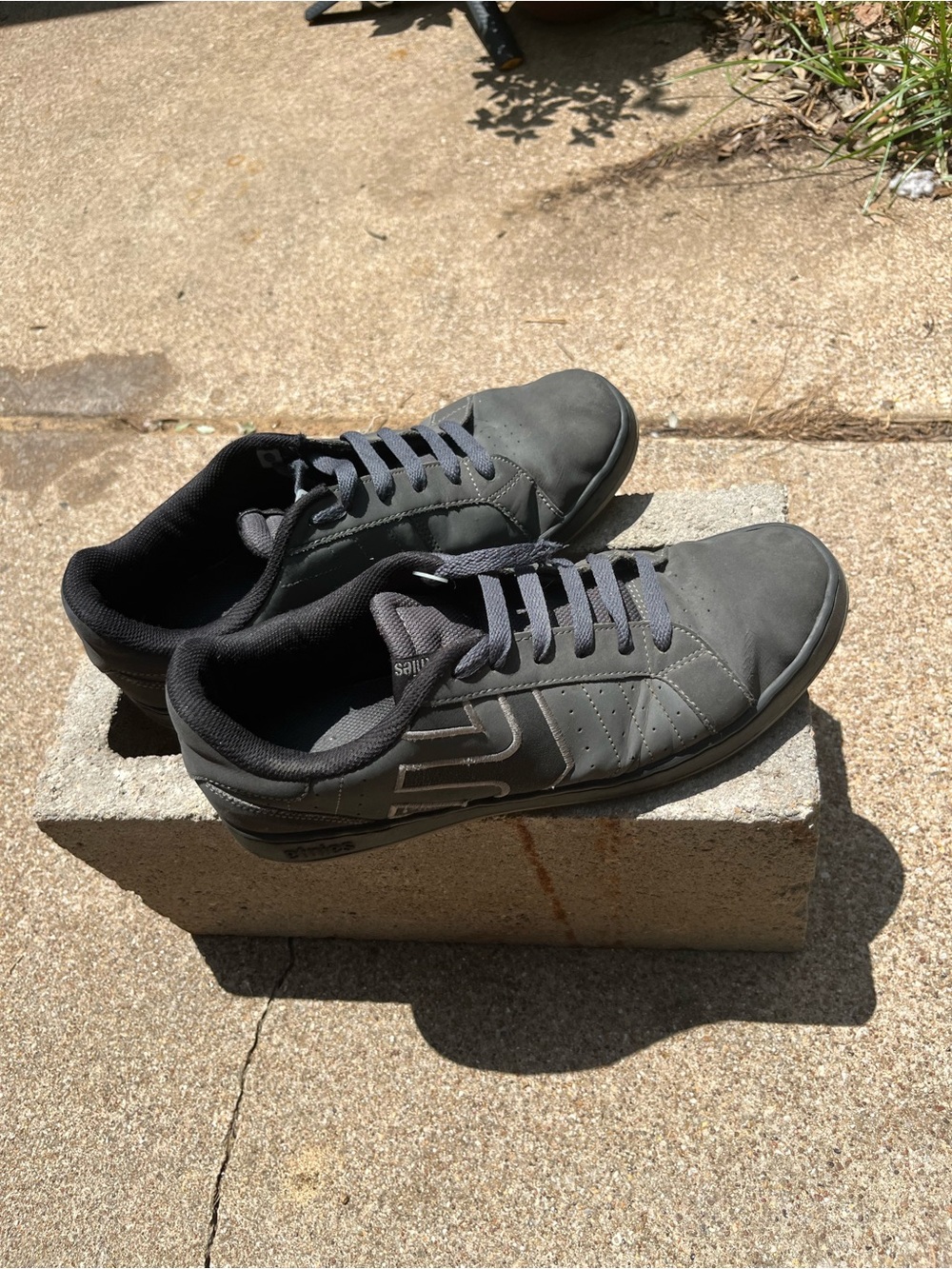 Etnies Men's Charcoal Gray Low-Top Sneakers